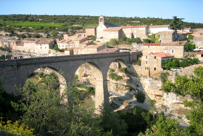Minerve, son pont et ses formations géologiques particulières à sa base - Hérault, le Languedoc © Photothèque Hérault Tourisme - Sabine Foucault 